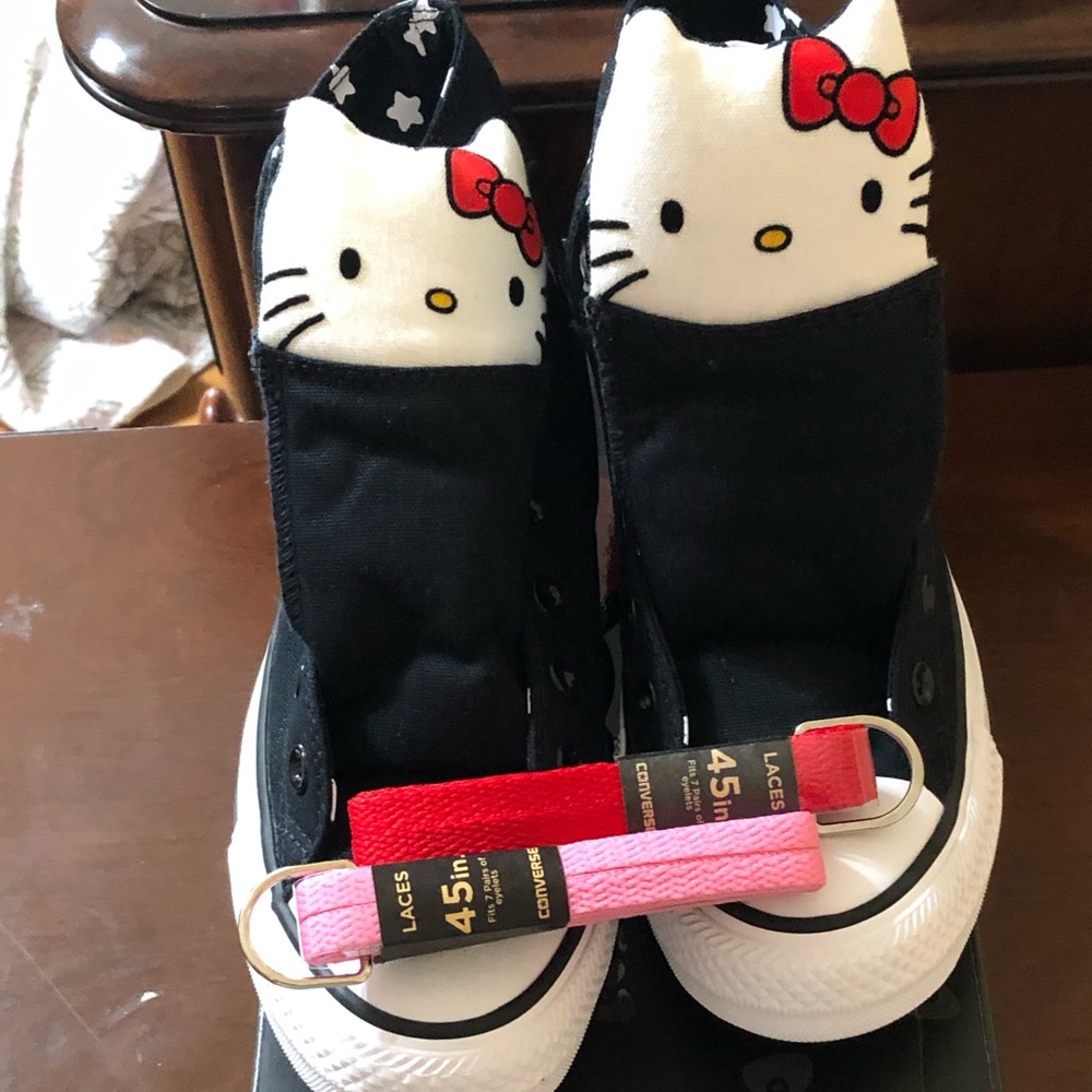 Hello kitty converse size women’s 7